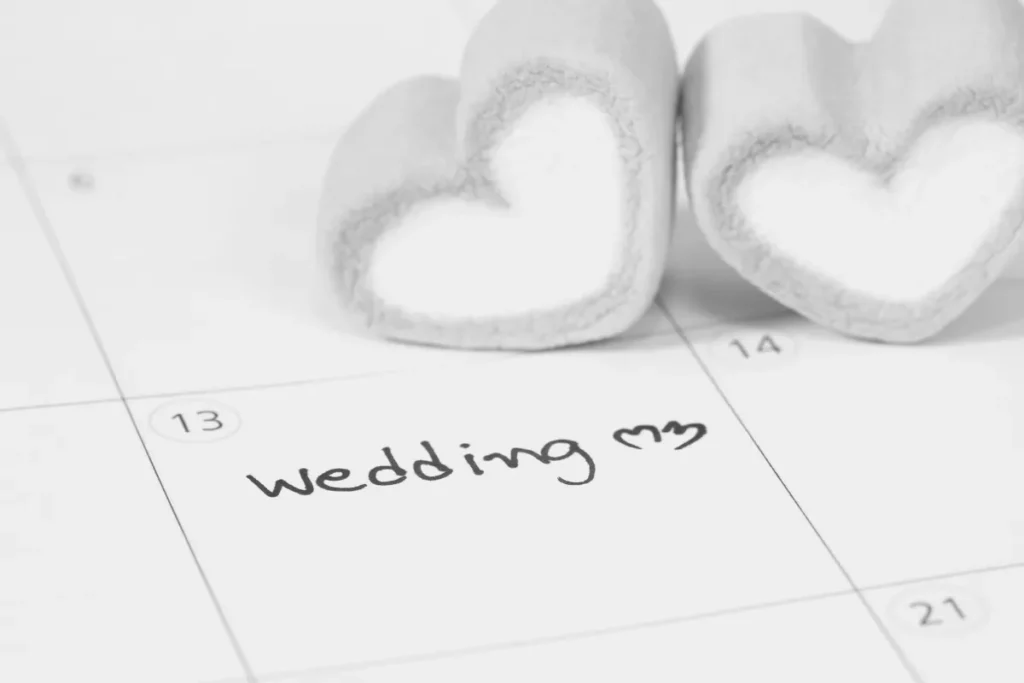 Hochzeitsplanung: Kalender zeigt den festgelegten Termin für die Hochzeit an.